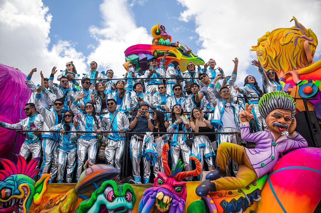 Der Negros y Blancos-Karneval in Pasto, Kolumbien, ist ein lebhaftes kulturelles Spektakel, das sich mit einem Übermaß an Farben, Energie und traditioneller Inbrunst entfaltet