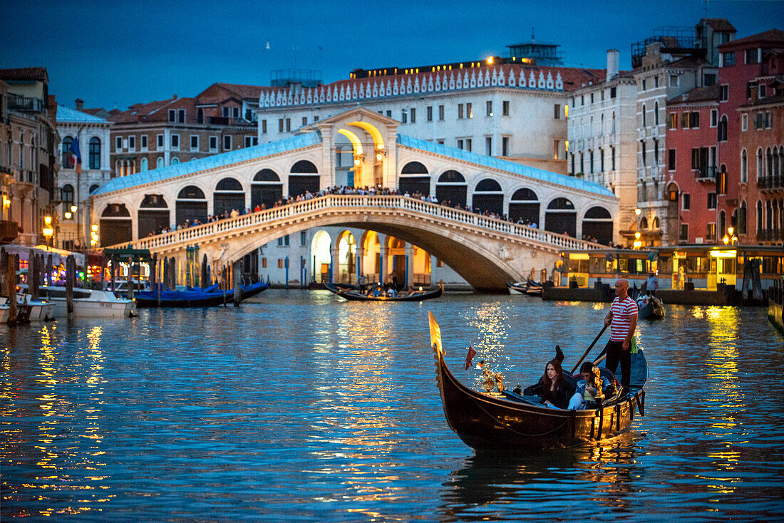 Rialto-Brücke. Gondeln mit Touristen auf dem Canal Grande, neben der Fondamenta del Vin, Venedig, UNESCO, Venetien, Italien, Europa