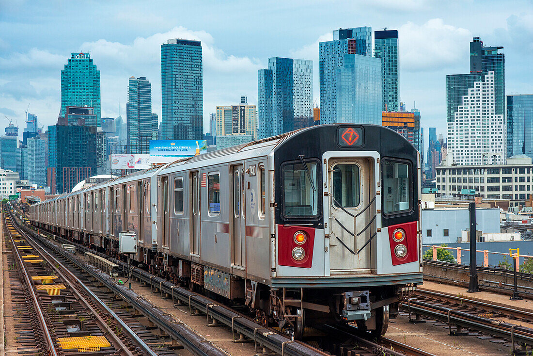 Die Gleise der U-Bahnlinie 7 in Corona, Queens, New York. Diese Hochbahnstrecke führt von Manhattan nach Flushing.
