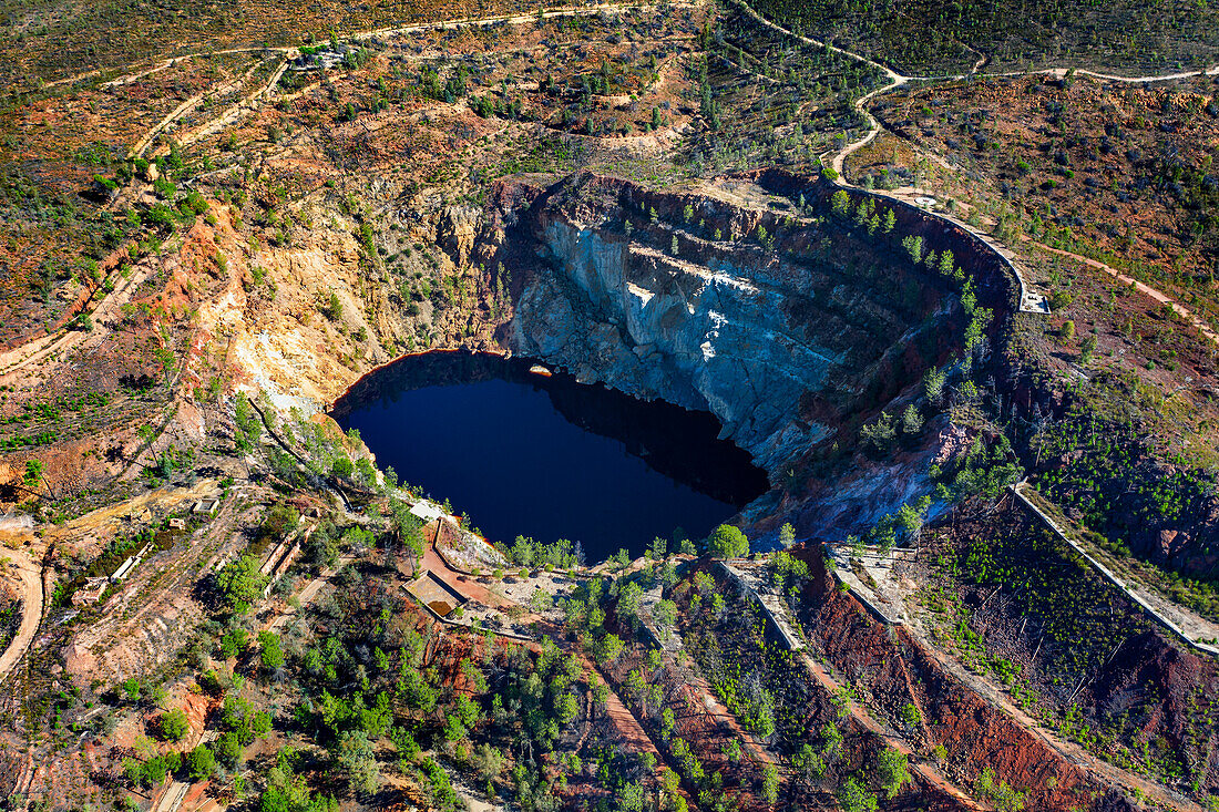 Corta Atalaya. Haupt-Tagebau-Kupfer-Schwefel-Mine von Rio Tinto, Sierra de Aracena und Naturpark Picos de Aroche. Provinz Huelva. Südliches Andalusien, Spanien. Europa