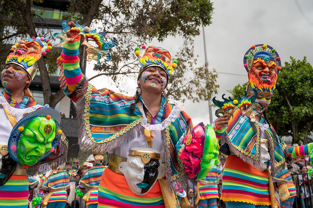 Verschiedene Choreografiegruppen gehen am zweiten Tag des Karnevals der Schwarzen und Weißen den Weg entlang. Pasto, Nariño, 3. Januar 2024