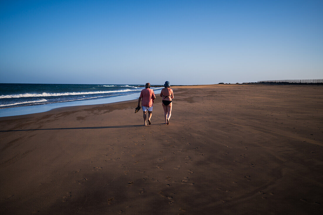 Pärchen spaziert am Strand von Lanzarote, Kanarische Inseln, Spanien