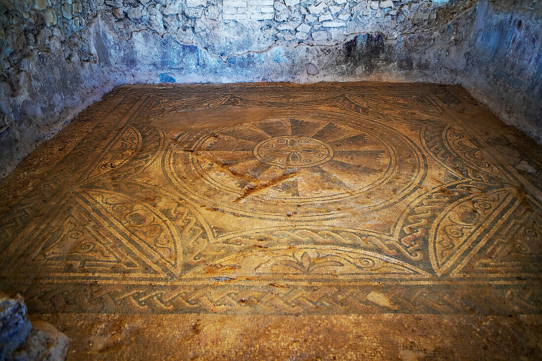 Mosaike in der Nekropole des römischen Dorfes El Ruedo (4.-5. Jahrhundert). Mosaike. Almedinilla in der Provinz Cordoba, Andalusien, Südspanien