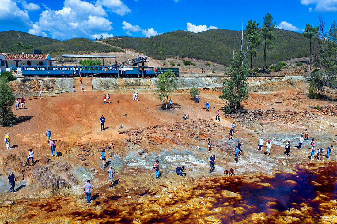Alter touristischer Zug, der für Touristenfahrten durch das Bergbaugebiet Rio Tinto verwendet wird, Provinz Huelva, Spanien