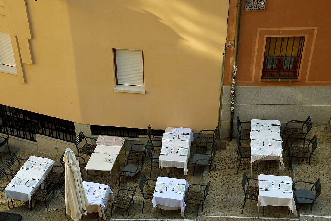The terrace tables of a restaurant in the city center of Segovia.