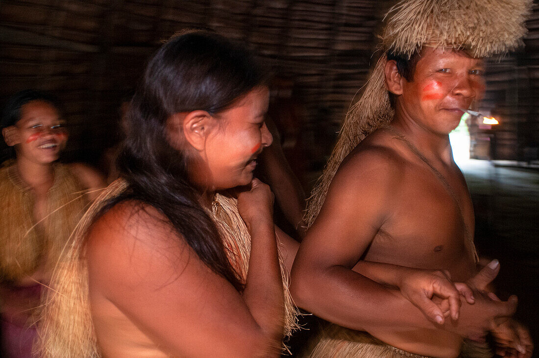Feuertänze, traditionelles Leben der Yagua-Indianer in der Nähe der amazonischen Stadt Iquitos, Peru