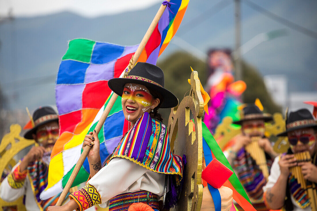 Der Negros y Blancos-Karneval in Pasto, Kolumbien, ist ein lebhaftes kulturelles Spektakel, das sich mit einem Übermaß an Farben, Energie und traditioneller Inbrunst entfaltet