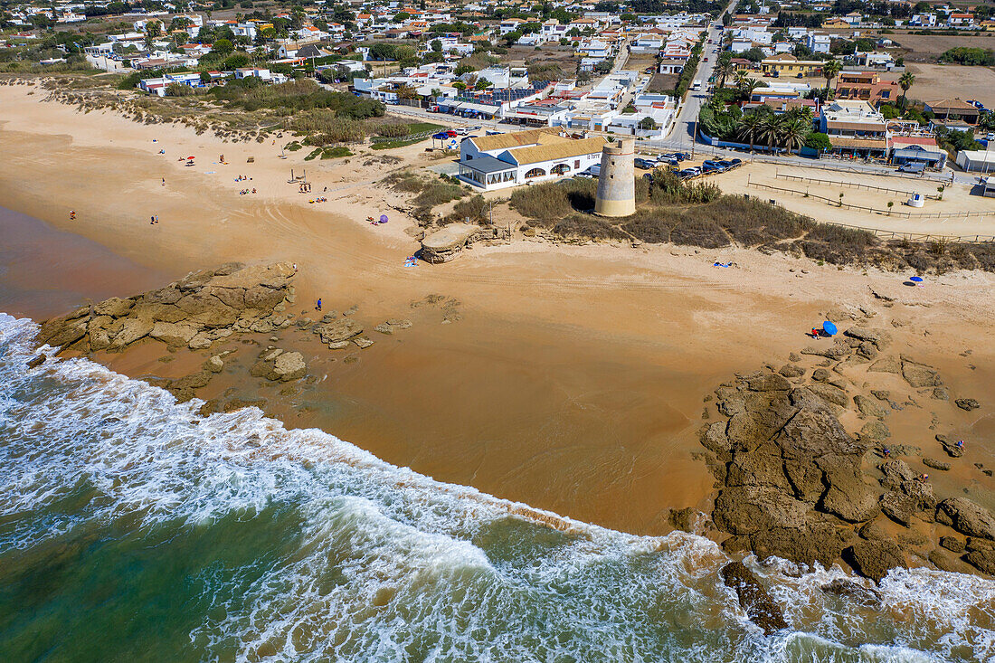 Luftaufnahme des Almenara-Turms aus dem 16. Jahrhundert am Strand El Palmar in Vejer de la Frontera, Provinz Cádiz, Costa de la luz, Andalusien, Spanien