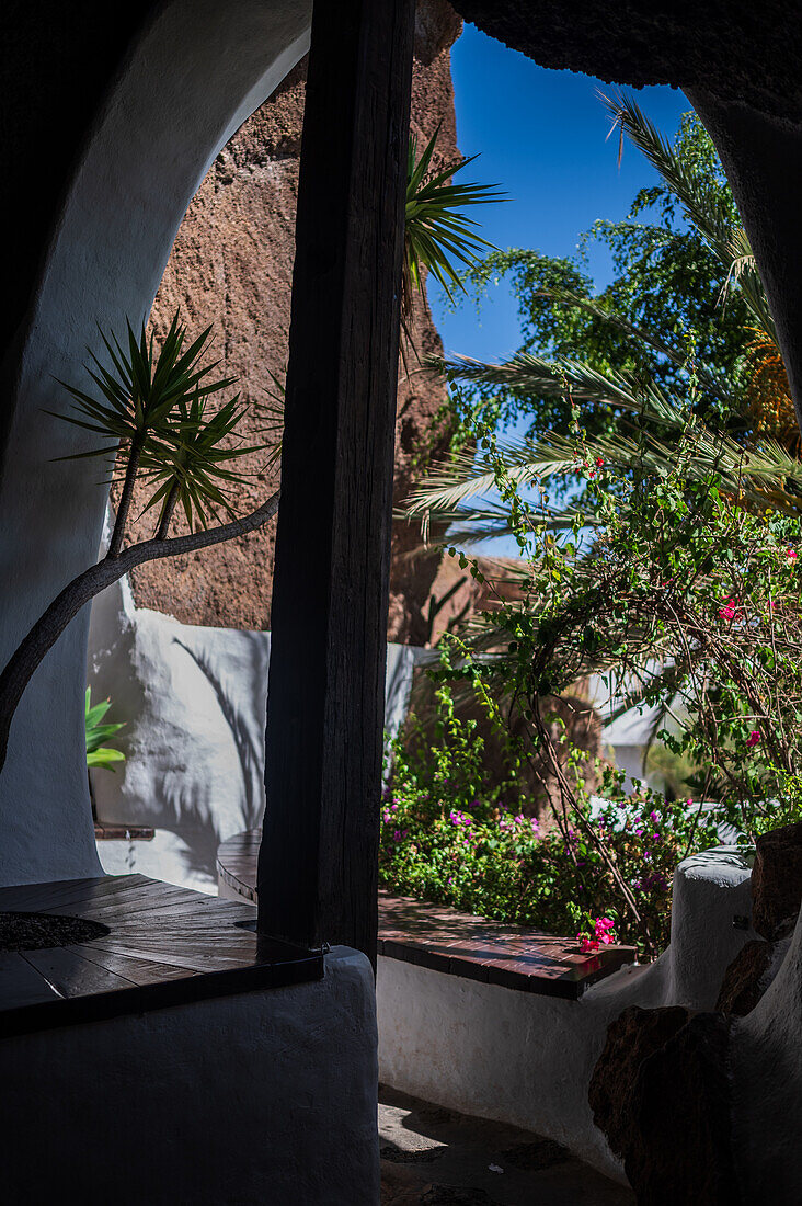 Das Lagomar-Museum, auch bekannt als Omar Sharifs Haus, ist ein einzigartiges ehemaliges Wohnhaus mit natürlichen Lavahöhlen, das heute ein Restaurant, eine Bar und eine Kunstgalerie beherbergt, auf Lanzarote, Kanarische Inseln, Spanien