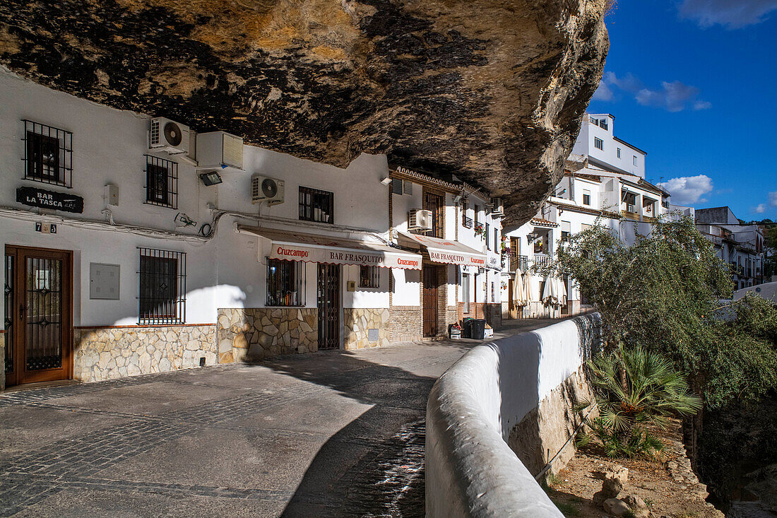 Bars und Restaurants in der Straße La Cueva del Sol, einer der typischen Straßen von Setenil de las Bodegas