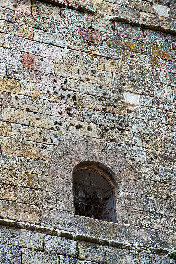 Schüsse des spanischen Bürgerkriegs im Glockenturm der Kathedralenfassade, Sigüenza, Provinz Guadalajara, Spanien