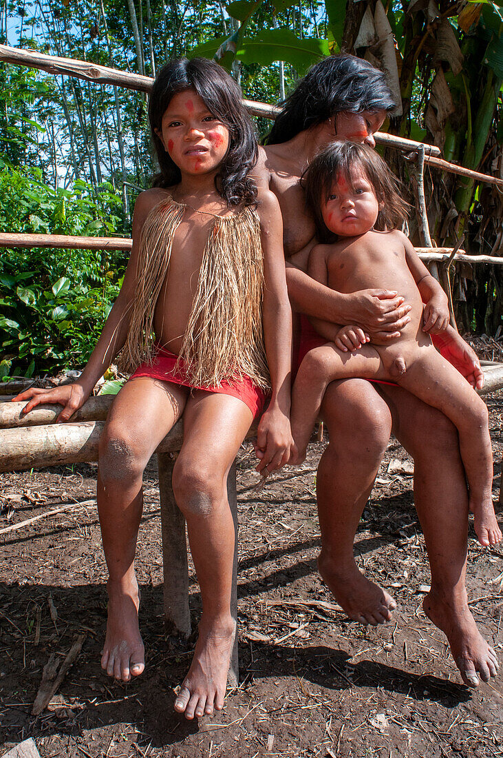 Eine Familie von Yagua-Indianern lebt ein traditionelles Leben in der Nähe der Amazonasstadt Iquitos, Peru