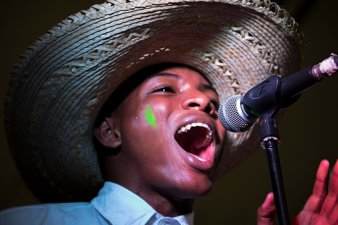 Der Negros y Blancos-Karneval in Pasto, Kolumbien, ist ein lebhaftes kulturelles Spektakel, das sich mit einem Übermaß an Farben, Energie und traditioneller Inbrunst entfaltet