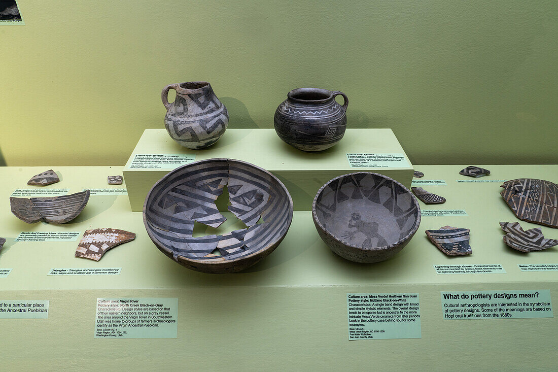 Prähispanische Keramik der Pueblo-Vorfahren im USU Eastern Prehistoric Museum in Price, Utah