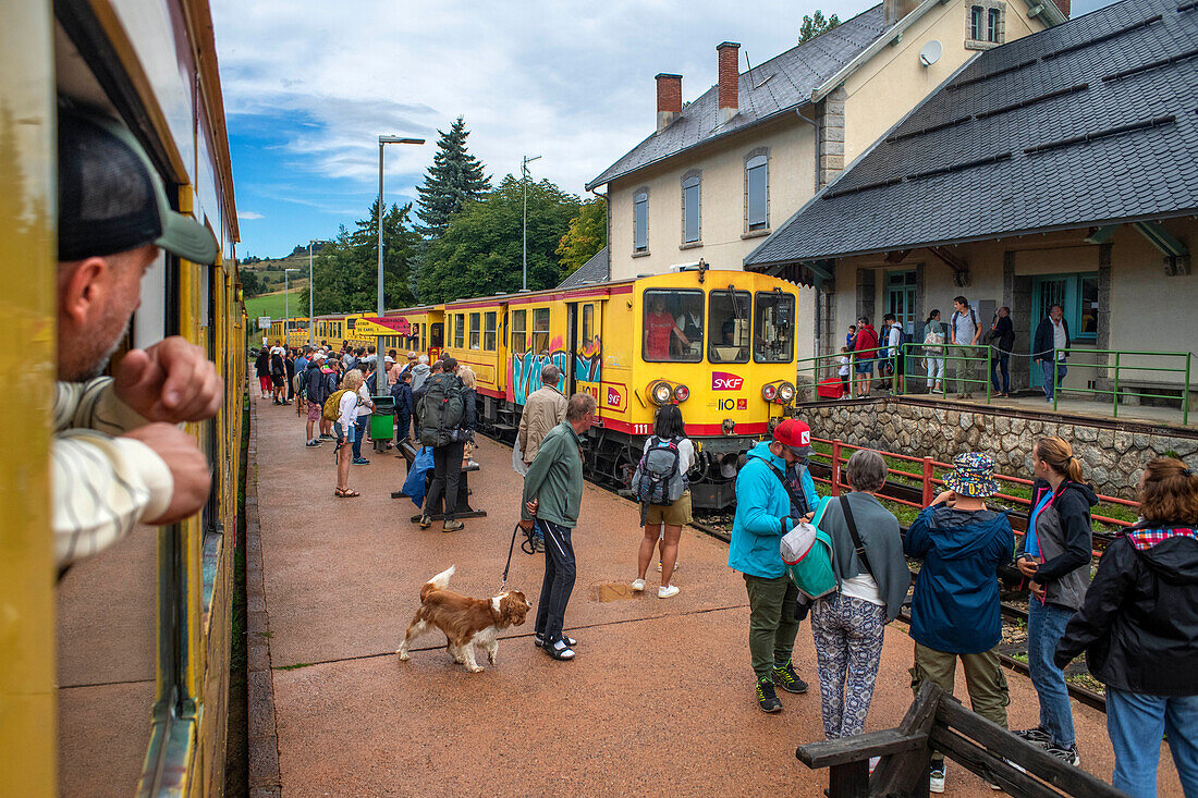 Fahrgäste im Bahnhof Mont Louis La Cabanasse. Der Gelbe Zug oder Train Jaune, Pyrénées-Orientales, Languedoc-Roussillon, Frankreich