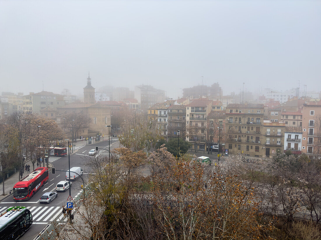 Nebliges Stadtbild im Winter bei sinkenden Temperaturen in Zaragoza, Spanien