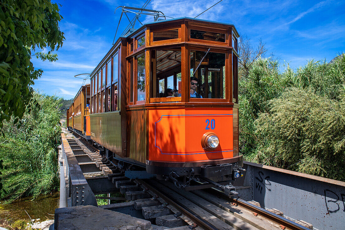 Alte Straßenbahn neben dem Dorf Soller. Die Straßenbahn verkehrt auf einer Strecke von 5 km zwischen dem Bahnhof im Dorf Soller und dem Puerto de Soller, Soller, Mallorca, Balearen, Spanien, Mittelmeer, Europa