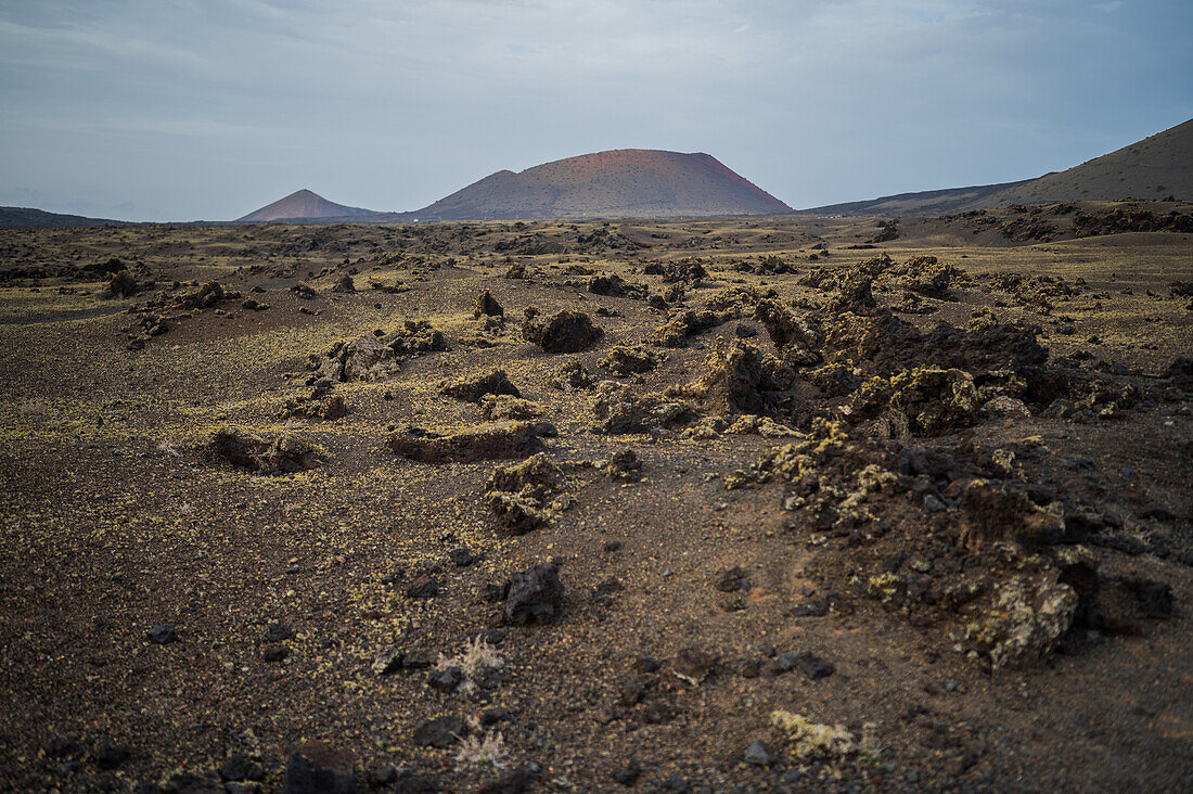 Volcan del Cuervo (Krähenvulkan) ein Krater, der über einen Rundweg in einer kargen, felsigen Landschaft erkundet wird