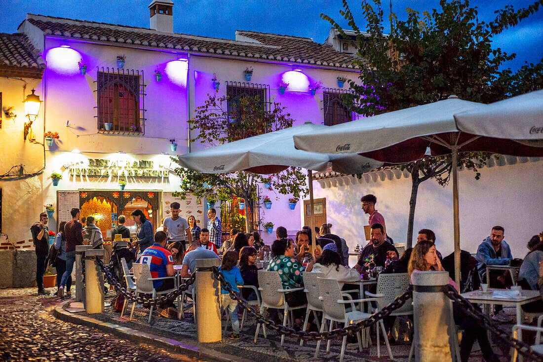 Abendrestaurants im Mirador de San Nicolas, Albaicin-Viertel, Sacromonte Granada, Andalusien, Spanien, Europa