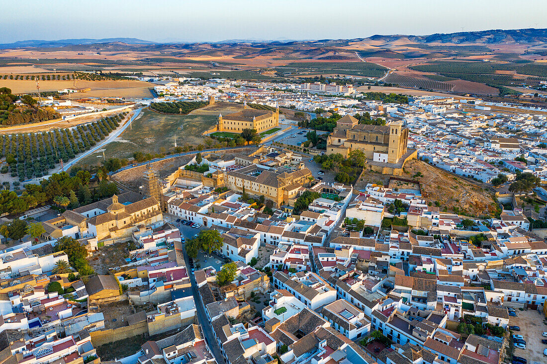 Luftaufnahme der Altstadt von Osuna, der Universitätsschule und des Kollegs Santa Maria von Osuna, Sevilla Andalusien Spanien