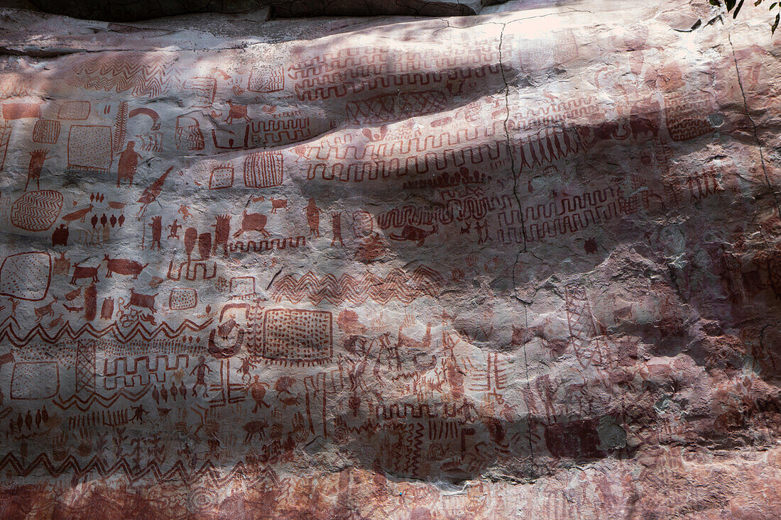 Felsmalereien in Chiribiquete, das von der UNESCO zum Weltkulturerbe erklärt wurde, ist einer der bedeutendsten Orte, an denen man die Felskunst in San José del Guaviare bewundern kann. Die Felsmalereien sind sehr alt und teilweise bis zu 12.000 Jahre alt. Diese grafischen Darstellungen wurden von den alten indigenen Gemeinschaften geschaffen, die die Region bevölkerten.