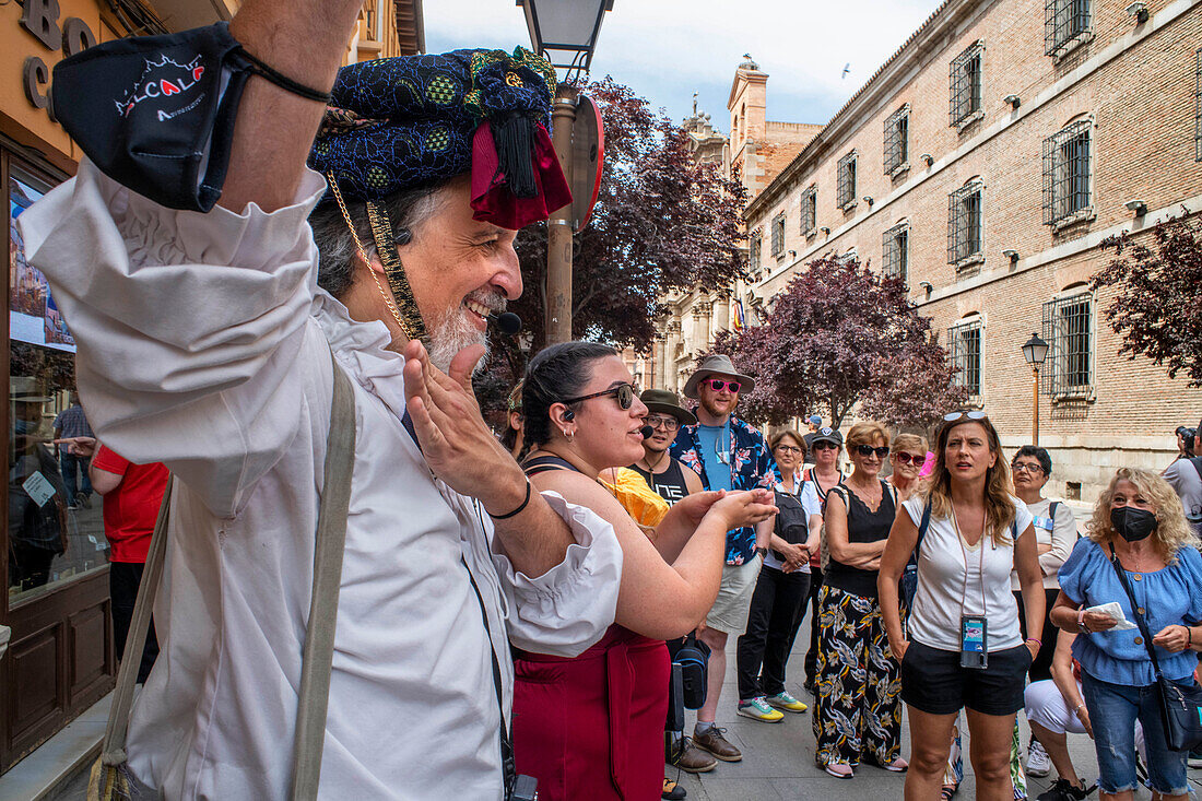 Schauspieler, die Don Quijote de la Mancha spielen, ziehen durch das Stadtzentrum von Alcala de Henares, Madrid, Spanien
