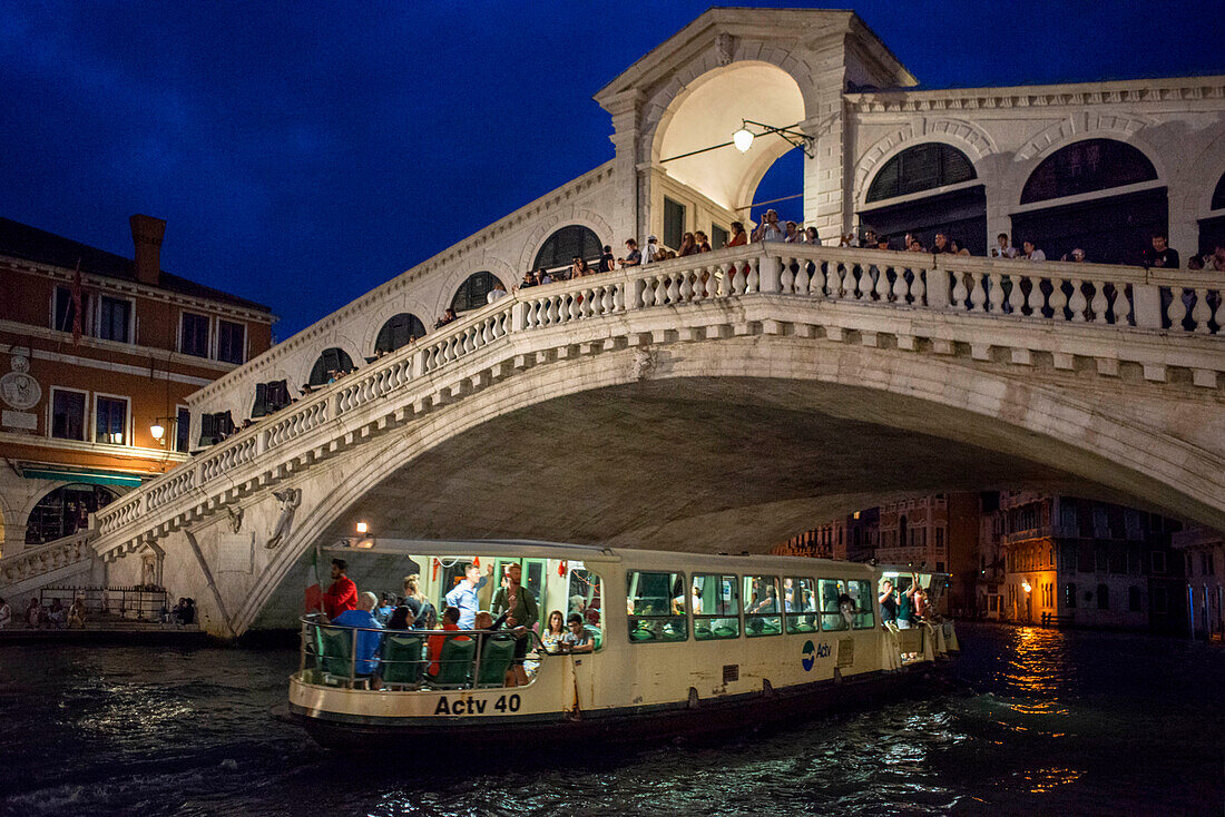 Rialto-Brücke. Gondeln mit Touristen auf dem Canal Grande, neben der Fondamenta del Vin, Venedig, UNESCO, Venetien, Italien, Europa