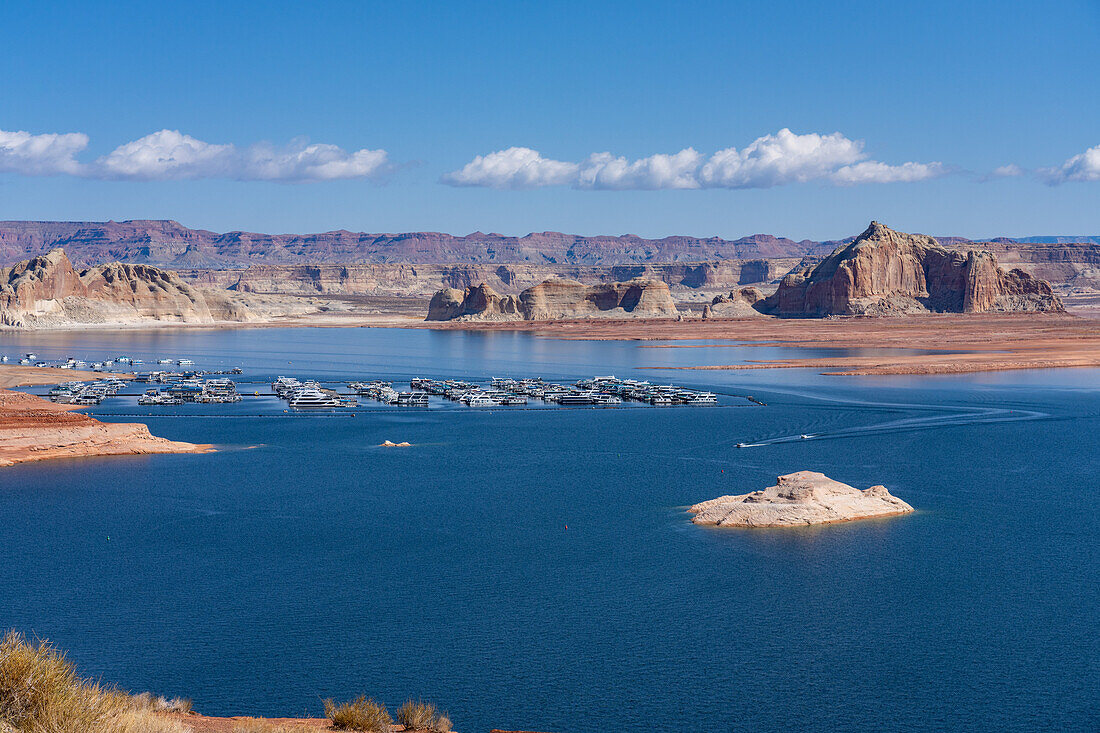 Die Wahweap Marina in der Wahweep Bay am südlichen Ende des Lake Powell in der Glen Canyon National Recreation Area, Arizona