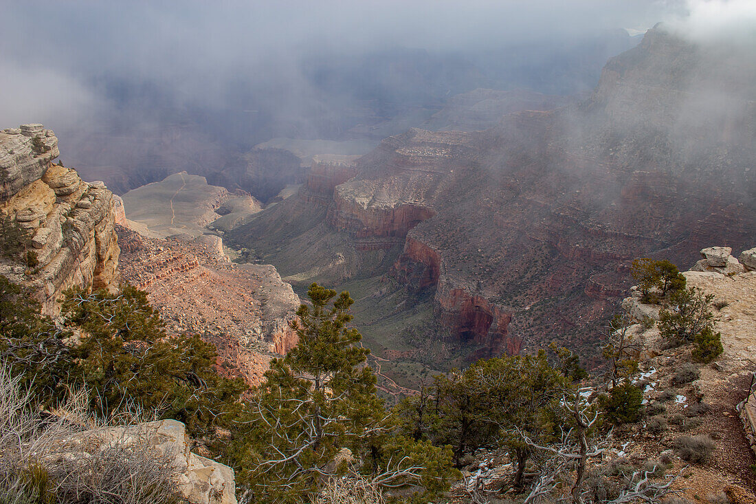 Winterlicher Schneesturm über dem Canyon im Grand Canyon National Park, Arizona