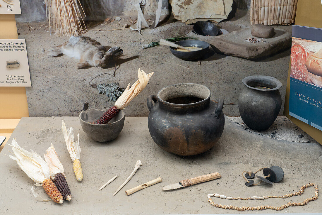 Ausstellung prähispanischer Ureinwohner-Geräte zur Nahrungszubereitung im USU Eastern Prehistoric Museum in Price, Utah