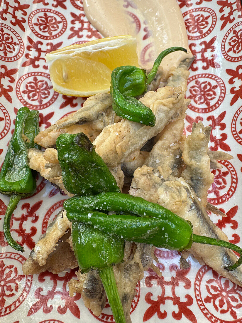 Fried anchovies with green peppers