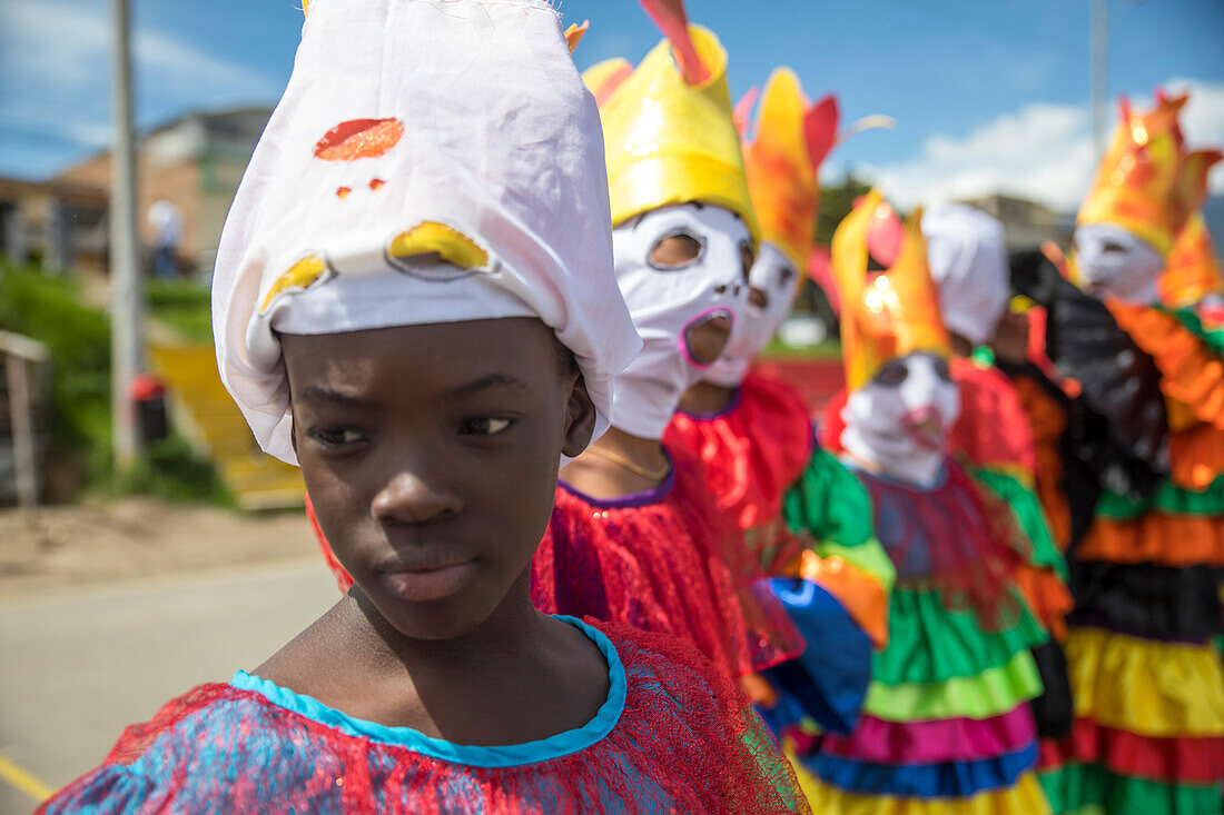 Der Karneval der Negros y Blancos in Pasto, Kolumbien, ist ein lebhaftes kulturelles Spektakel, das sich mit einem Übermaß an Farben, Energie und traditionellem Eifer entfaltet