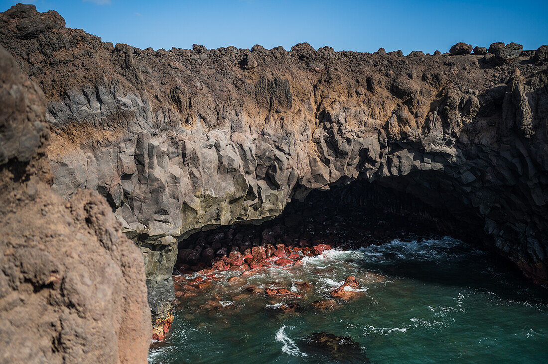 Die Lavafelsen von Los Hervideros auf Lanzarote, Kanarische Inseln, Spanien