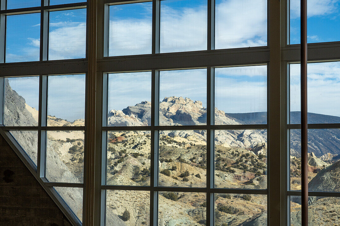 Blick auf den Split Mountain durch die Fenster der Quarry Exhibit Hall im Dinosaur National Monument. Jensen, Utah