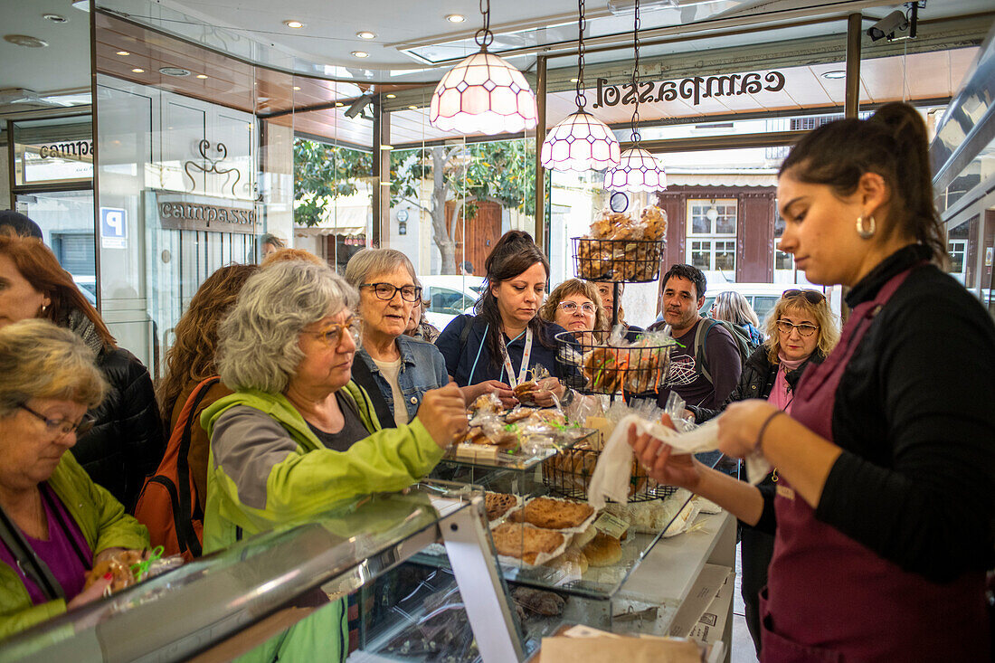 Barcelona, Maresme-Küste, Dorf Canet de Mar, Bäckerei Campassol, Süße modernistische Glasmalerei, die ein Symbol für die Identität von Canet de Mar ist und eine Hommage an Lluís Domènech i Montaner darstellt. Eine süße Kunst für ein Produkt auf der Basis von Teepaste mit gefärbter Gelatine, die eine optische Täuschung für diejenigen darstellt, die sie probieren