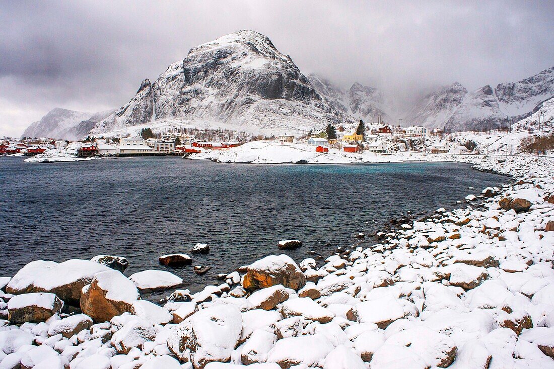 Schneelandschaft im Norwegischen Fischerdorfmuseum Å in Svolvaer auf den Lofoten, Norwegen