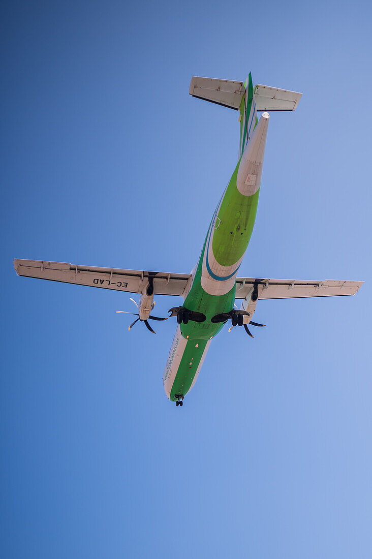 Landung eines Flugzeugs auf dem Flughafen von Lanzarote, Kanarische Inseln, Spanien