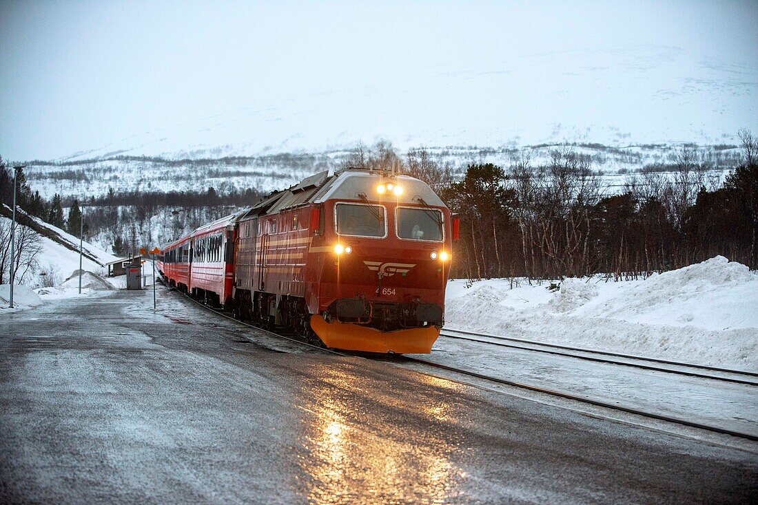 Bahnhof Lønsdal, Nordland, Norwegen. Polarkreiszug von Bodo nach Trondheim