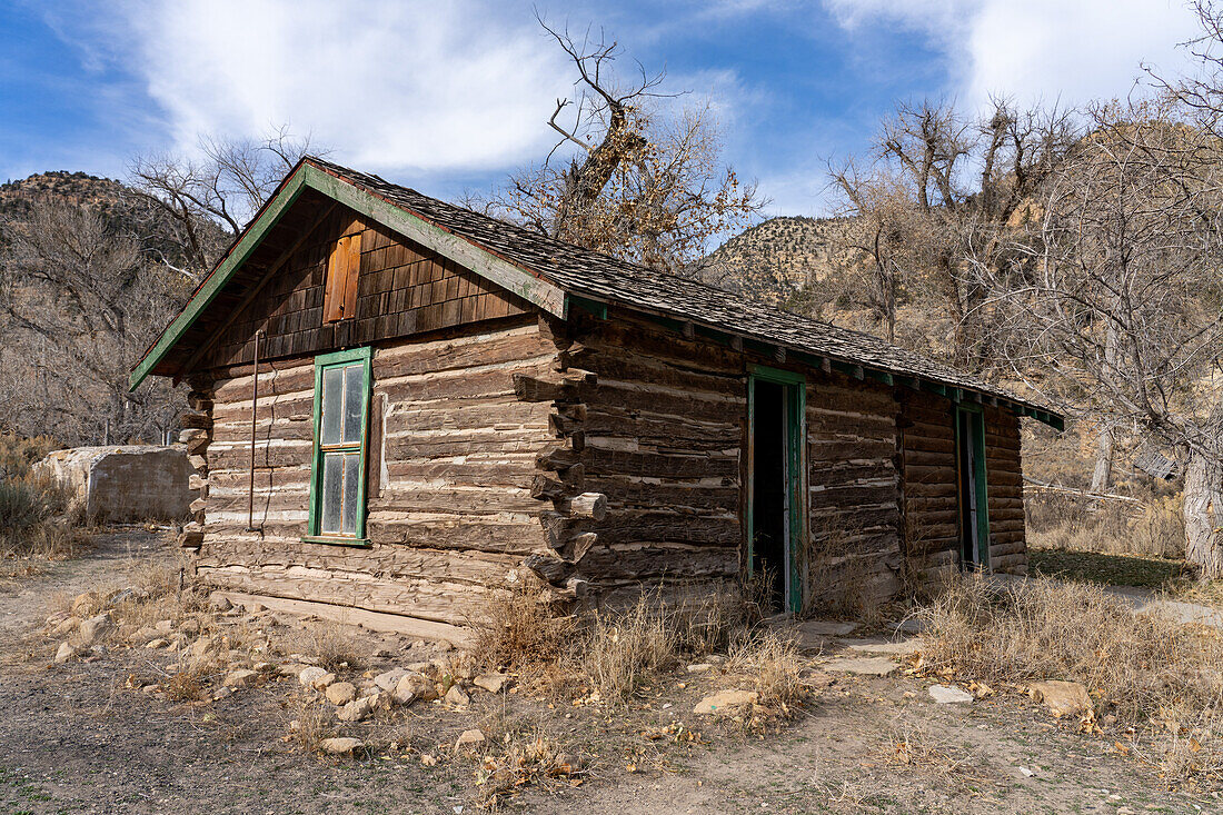 Eine verlassene Pionier-Ranchhütte in Cottenwood Glen im Nine Mile Canyon in Utah