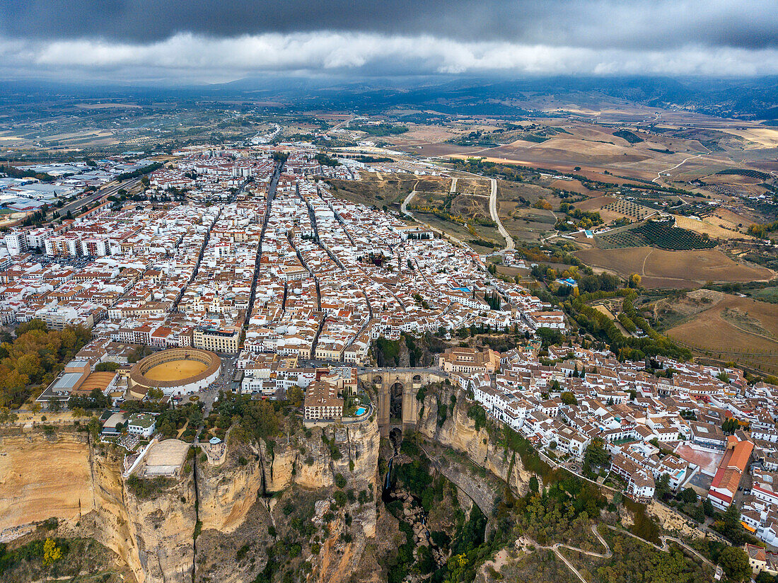 Luftaufnahme der weißen Häuser von der Stierkampfarena Puente Nuevo und der Schlucht El Tajo, Ronda, Andalusien, Spanien