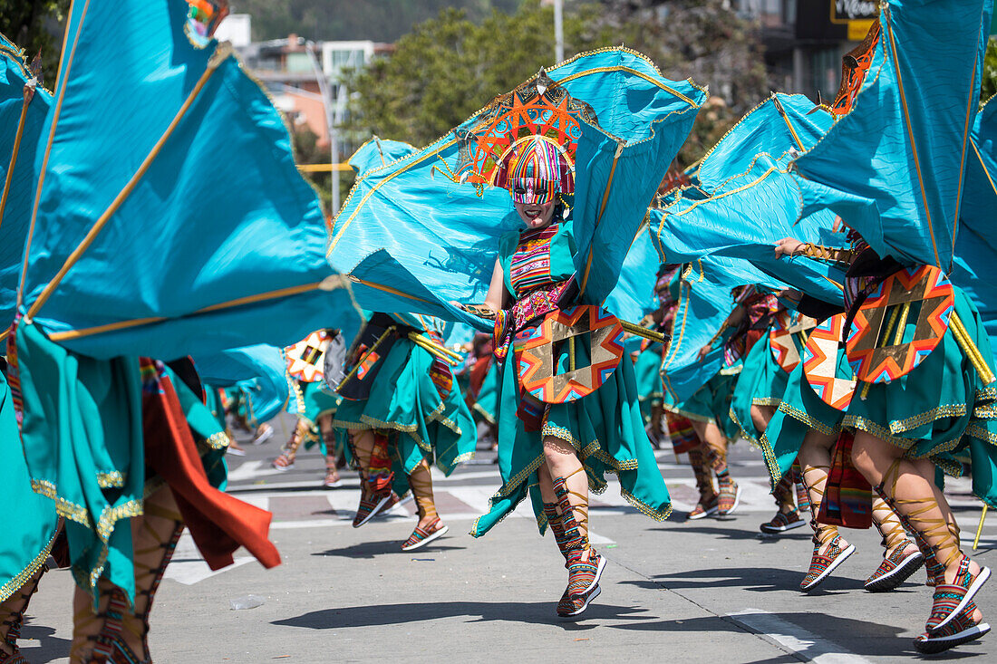 Der Karneval der Negros y Blancos in Pasto, Kolumbien, ist ein lebhaftes kulturelles Spektakel, das sich mit einem Übermaß an Farben, Energie und traditioneller Inbrunst entfaltet