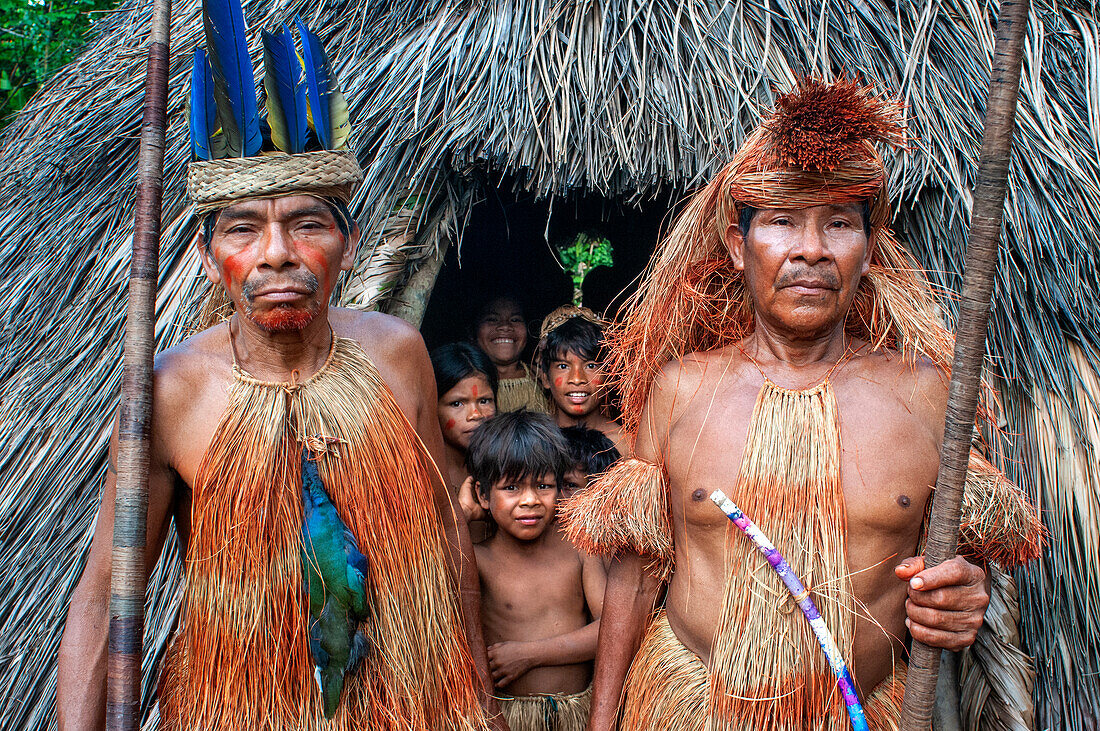 Yagua-Indianerfamilie, die in der Nähe der amazonischen Stadt Iquitos, Peru, ein traditionelles Leben führt