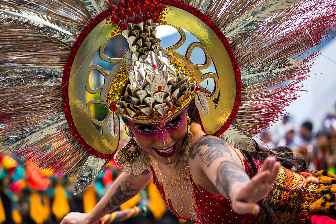 Der Negros y Blancos-Karneval in Pasto, Kolumbien, ist ein lebhaftes kulturelles Spektakel, das sich mit einem Übermaß an Farben, Energie und traditioneller Inbrunst entfaltet