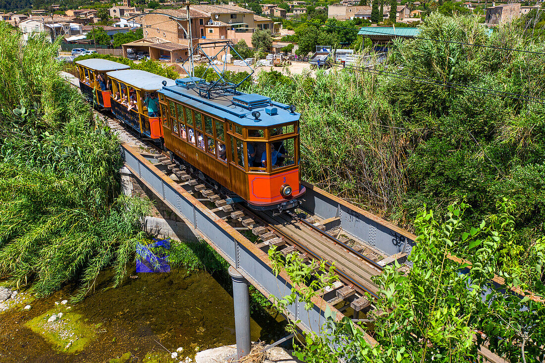 Alte Straßenbahn neben dem Dorf Soller. Die Straßenbahn verkehrt auf einer Strecke von 5 km zwischen dem Bahnhof im Dorf Soller und dem Puerto de Soller, Soller, Mallorca, Balearen, Spanien, Mittelmeer, Europa