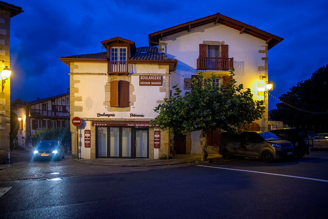 Restaurant und Hauptplatz im Dorf Sare, Pyrenees Atlantiques, Frankreich, ausgezeichnet mit Les Plus Beaux Villages de France (Die schönsten Dörfer Frankreichs)