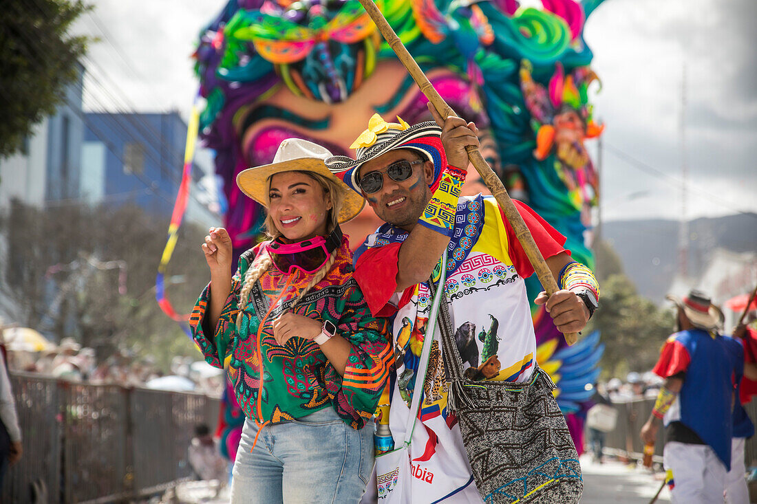 Der Karneval der Negros y Blancos in Pasto, Kolumbien, ist ein lebhaftes kulturelles Spektakel, das sich mit einem Übermaß an Farben, Energie und traditioneller Inbrunst entfaltet