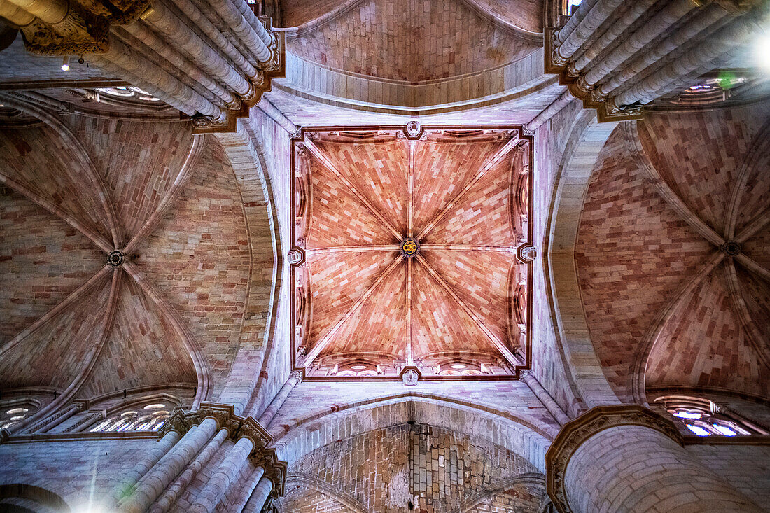 Zentraler Teil des Daches der romanisch-gotischen Kathedrale von Siguenza, Spanien, die während des Bürgerkriegs 1936 schwer beschädigt wurde