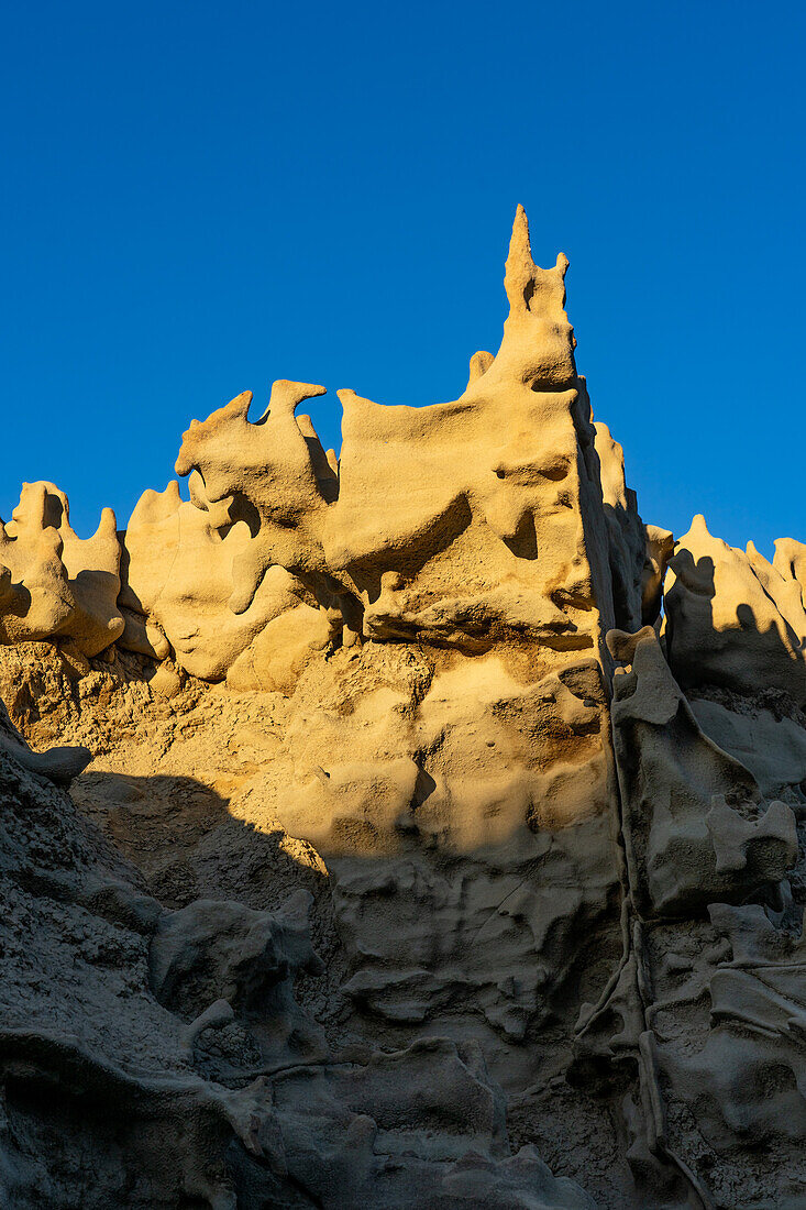 Fantastisch erodierte Sandsteinformationen bei Sonnenuntergang in der Fantasy Canyon Recreation Site in der Nähe von Vernal, Utah