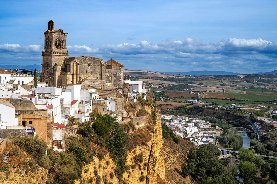 Panoramablick auf Arcos de la Fontera, Kirche San Pedro und die umliegende Landschaft, Arcos De la Fontera, Provinz Cadiz, Andalusien, Spanien