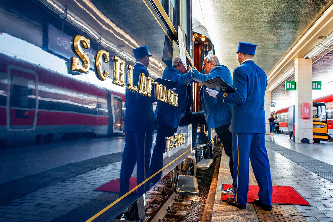 Passagiere des Luxuszugs Belmond Venice Simplon Orient Express halten am Bahnhof Venezia Santa Lucia, dem Hauptbahnhof in Venedig, Italien